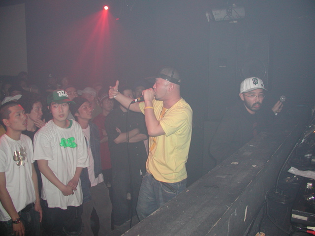 DABO ROCKS DA CROWD