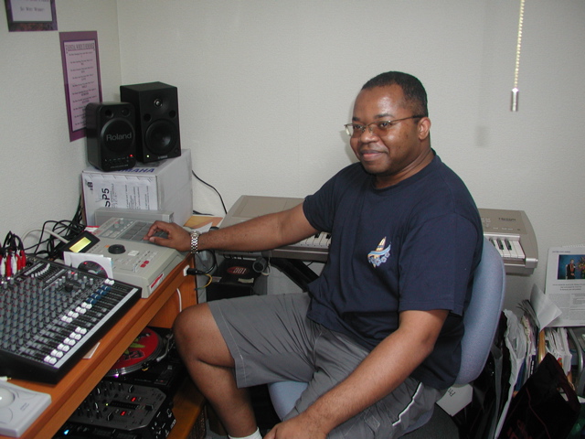 GEORGE SAMPLE KING CLIENT IN TOYKO IN HIS STUDIO HE'S A SAMPLE KING